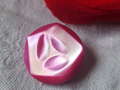 Bouton en nacre rose flashy travaillé pied 2,2 cm D16C