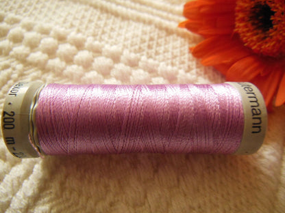 Bobine fil  à broder Gutermann 200 m parme lumineux violet col 5827 couture