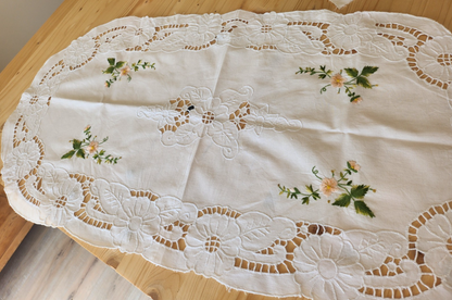 Grand napperon ancien ovale centre de table broderie 49,5 sur 88 cm B7