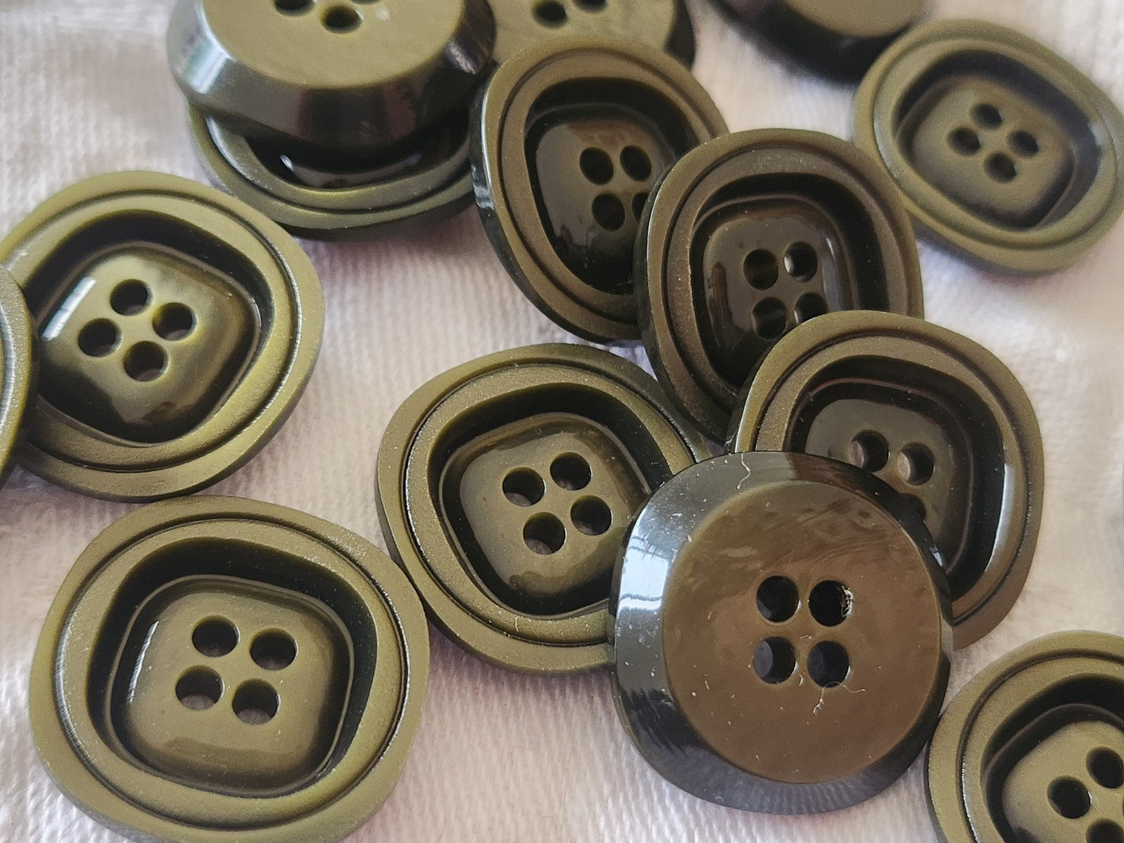 Lot 8 boutons vintage vert lumineux à trous 2 cm ref 3969