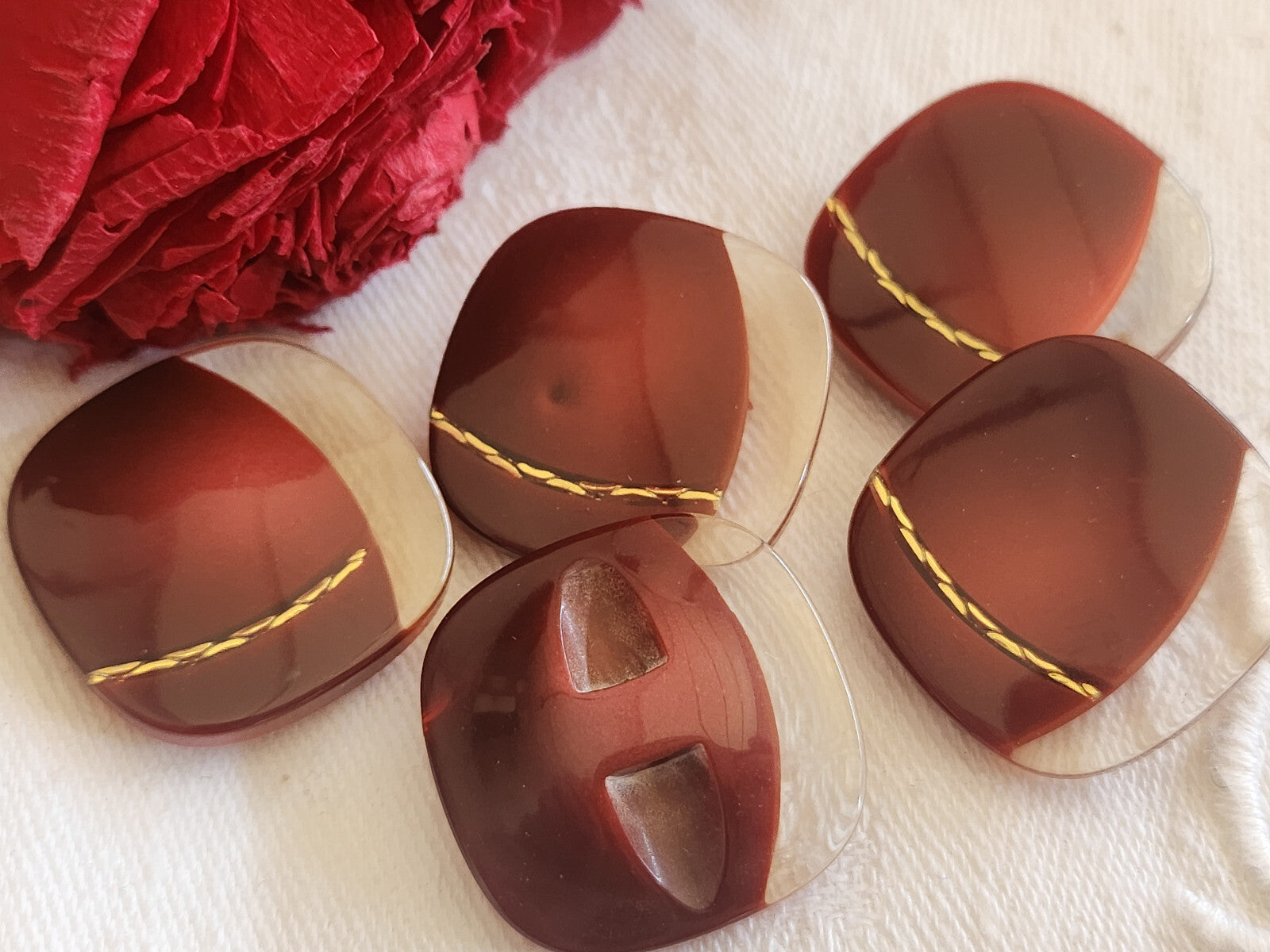 Lot 5 gros boutons vintage inclusion carré rouge foncé 2,4 cm ref 699