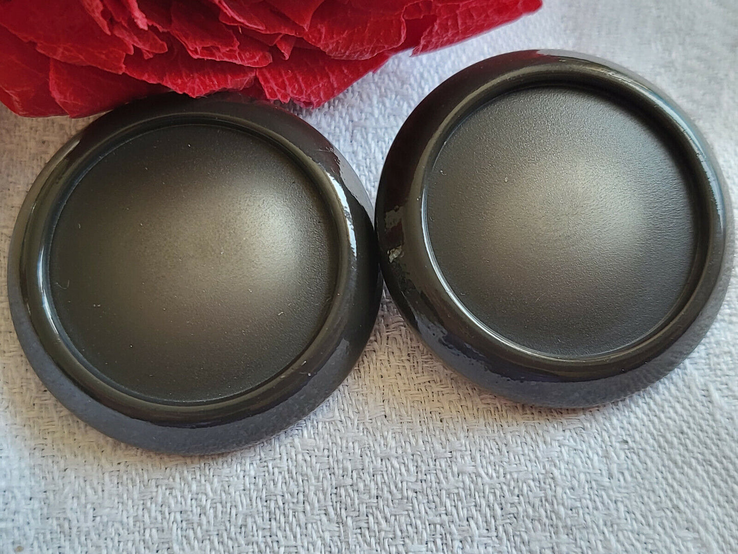 Duo gros boutons marron gris à pied métal  vintage 3,4 cm ref 5567