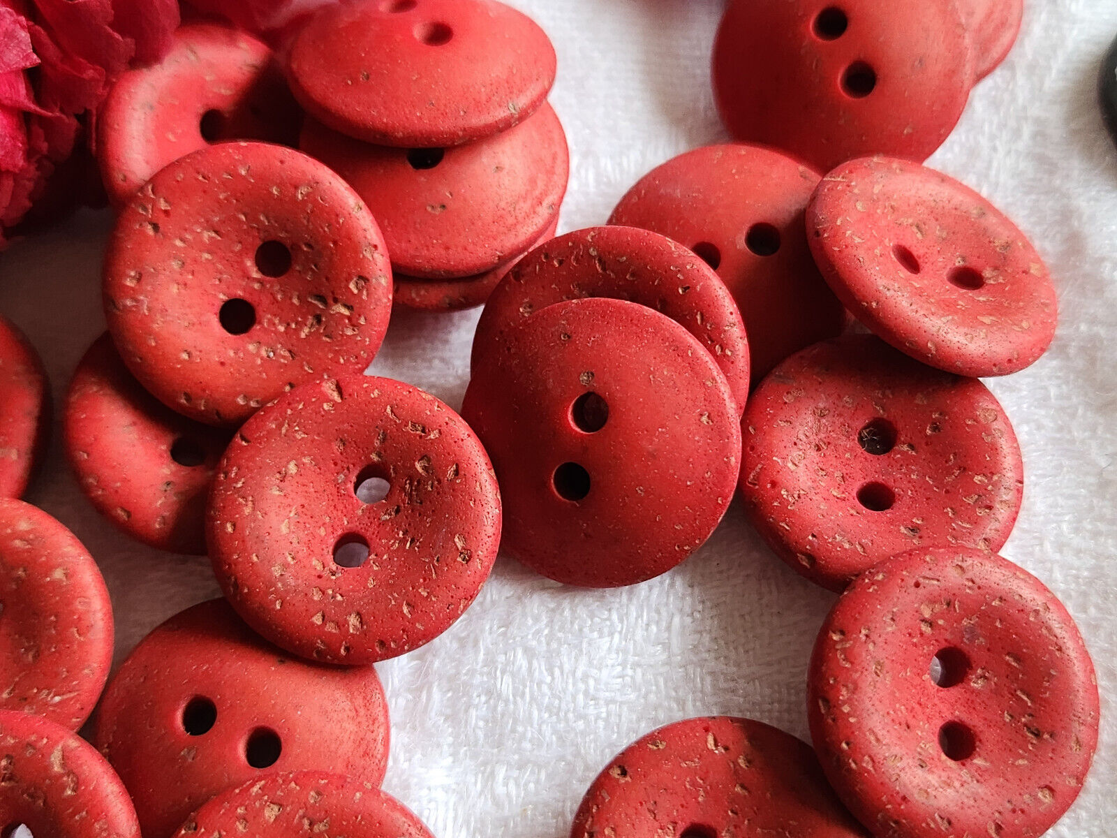Lot 20 boutons vintage rouge effet composite mat trou 1,8 cm ref 2457