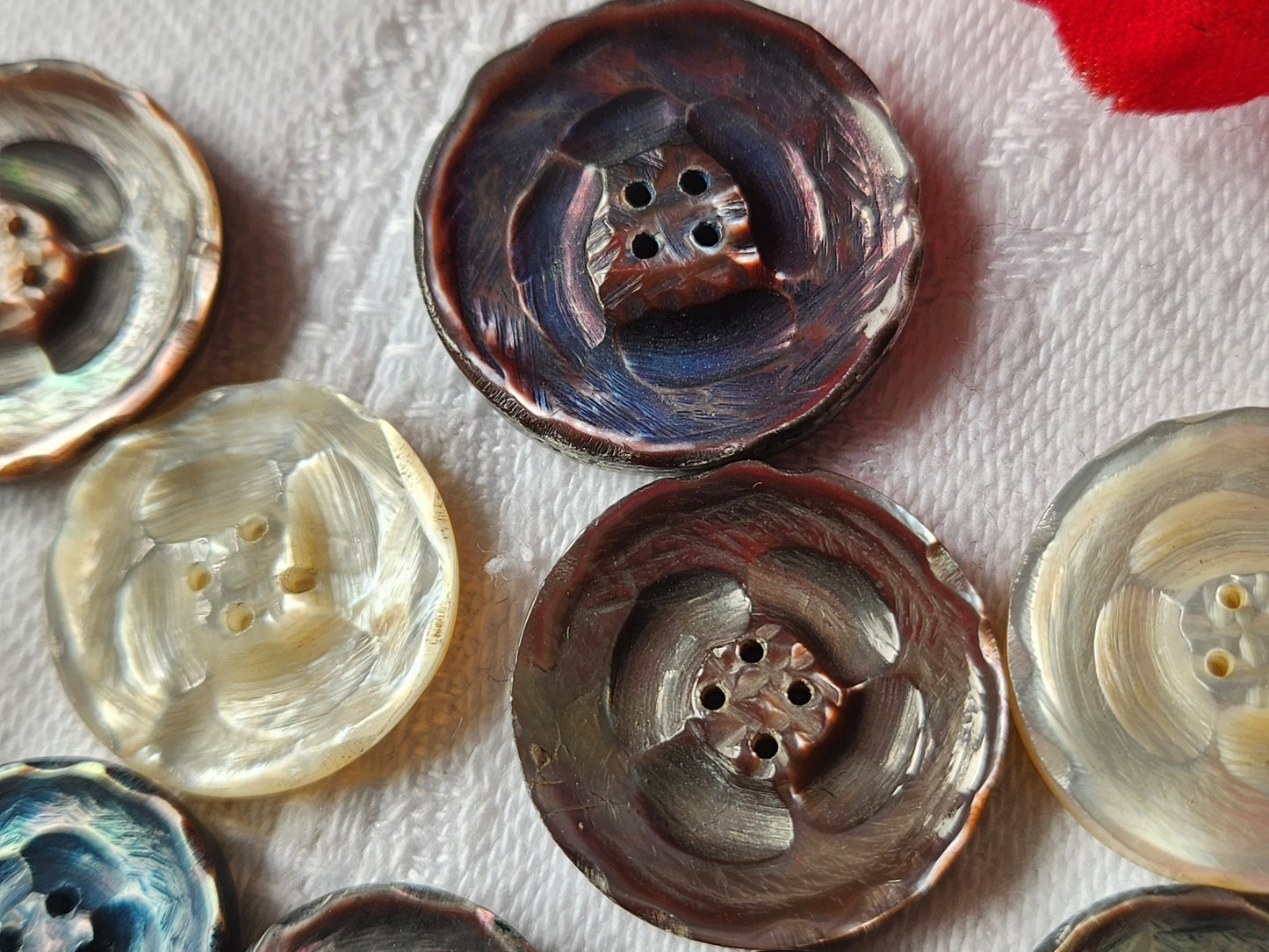 Collection lot 10 boutons ancien en nacre ciselé 1,5 à 2,2 cm ref 3552