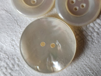 Trio gros boutons anciens en nacre laiteux 2,7 et 3,3 cm D10S