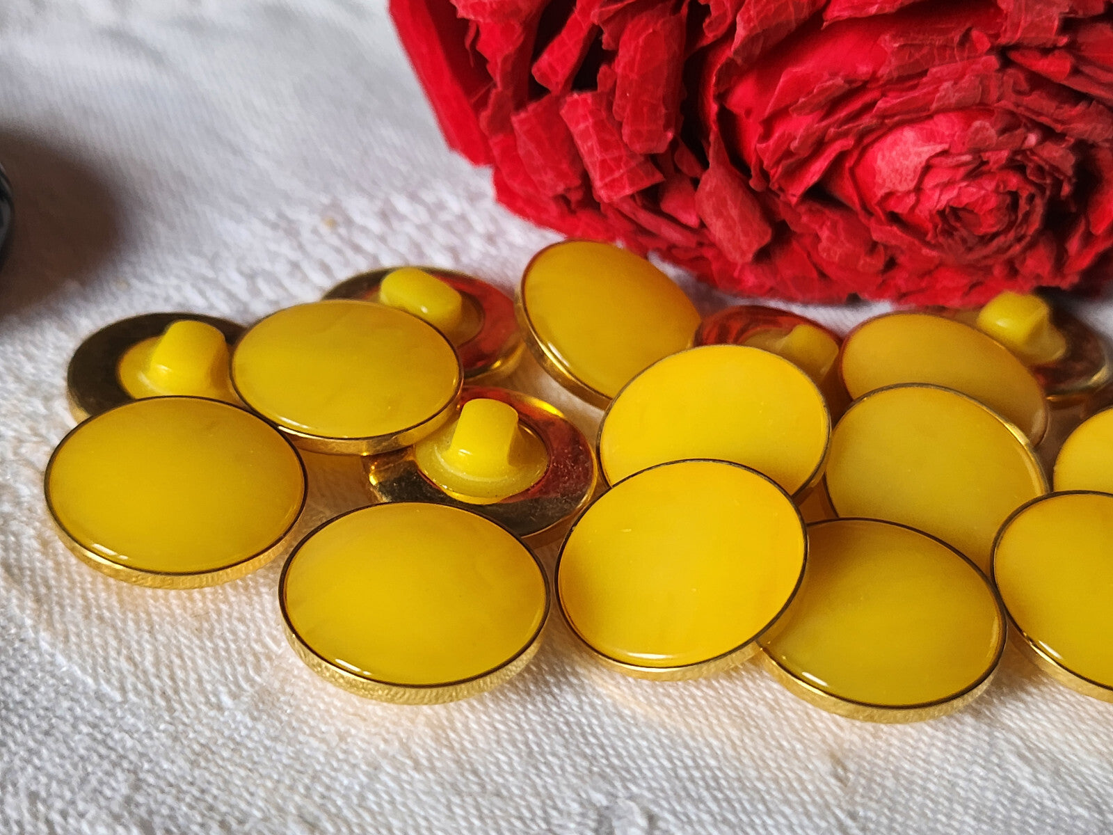 Lot 6 jolis  boutons vintage jaune  cercle metal doré pied 1,8 cm ref 2244
