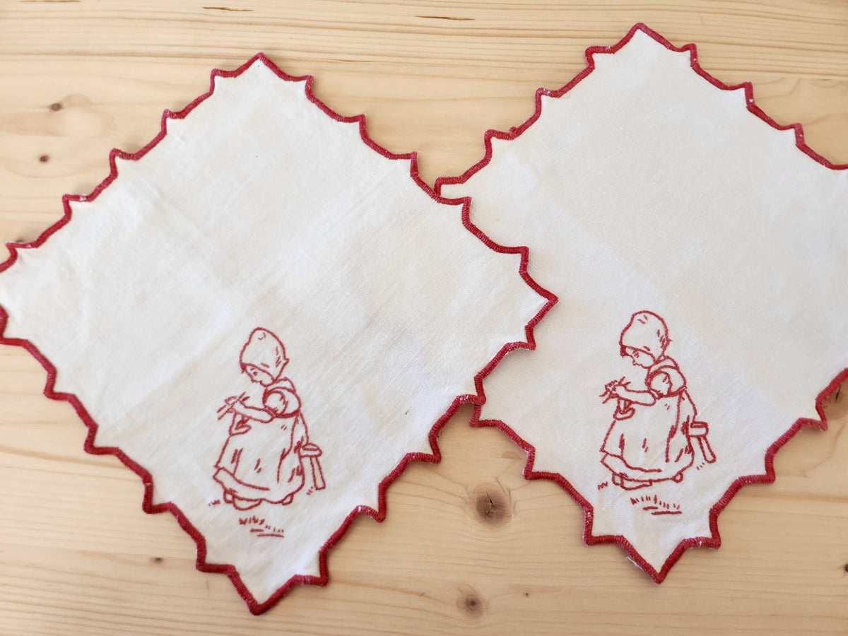 Deux napperons anciens "petite fille qui brode" rouge blanc  B8