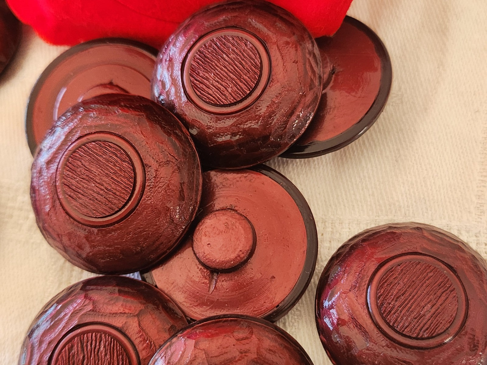 Lot 6 gros boutons vintage lie de vin lumineux rouge 3 cm pied ref 6082 **