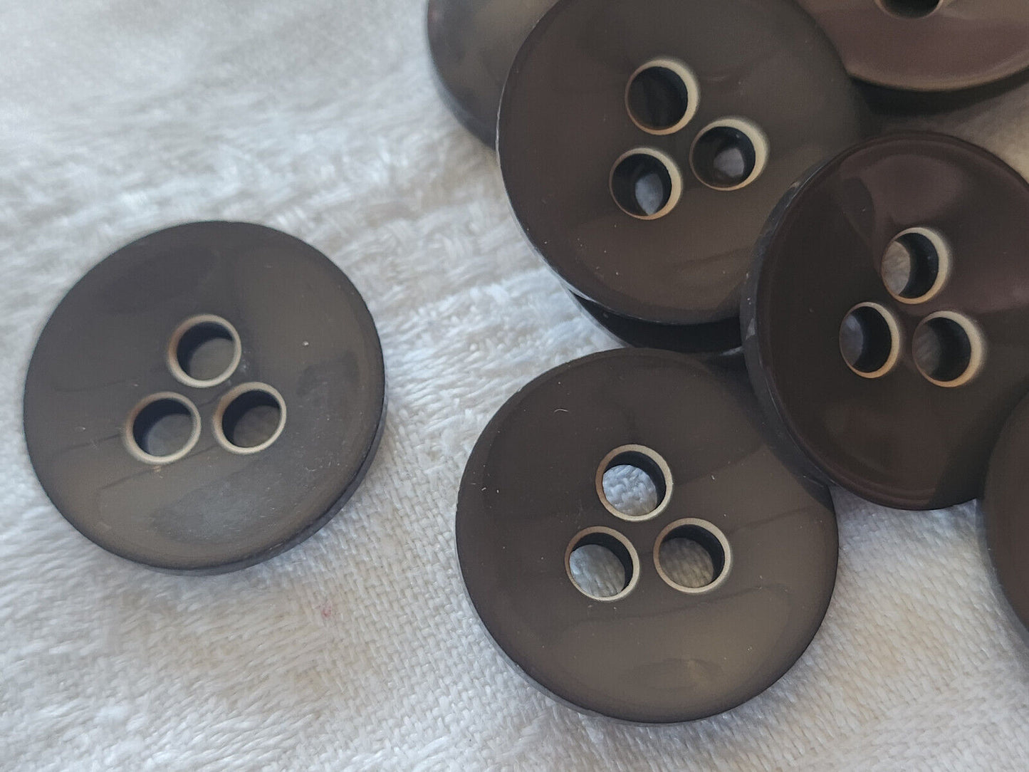 Lot 8 boutons vintage incurvé gris a trois trous 2,2 cm ref 0069