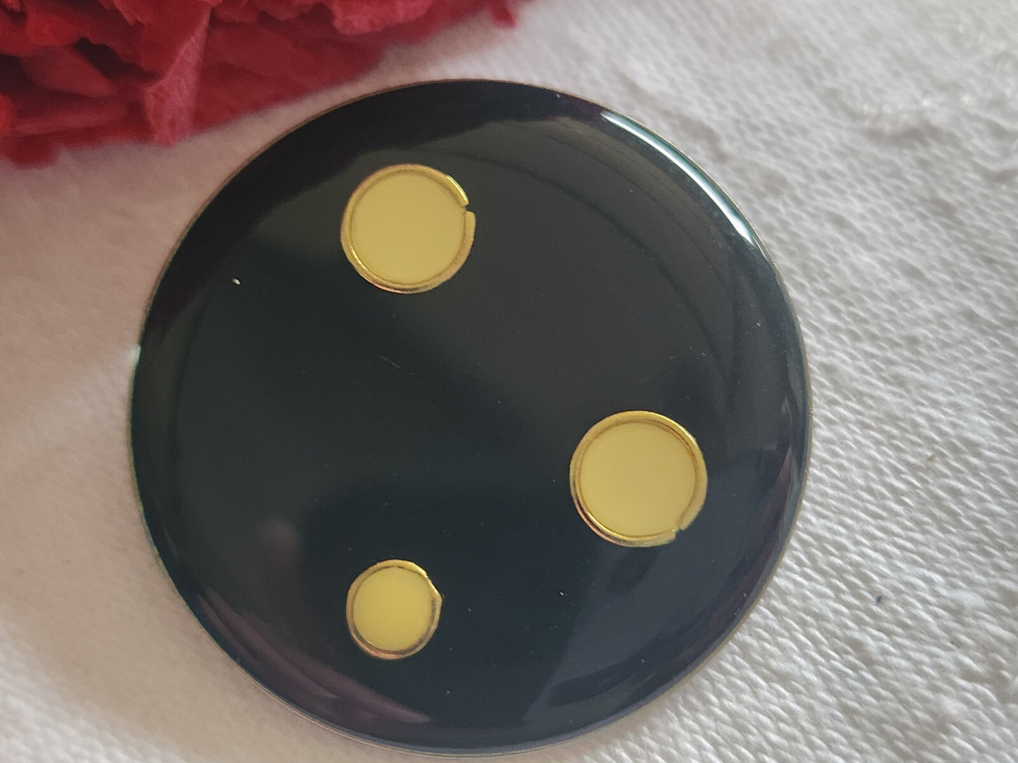 Gros bouton vintage en métal émaillé noir parurier createur 3,3 cm ref 5203