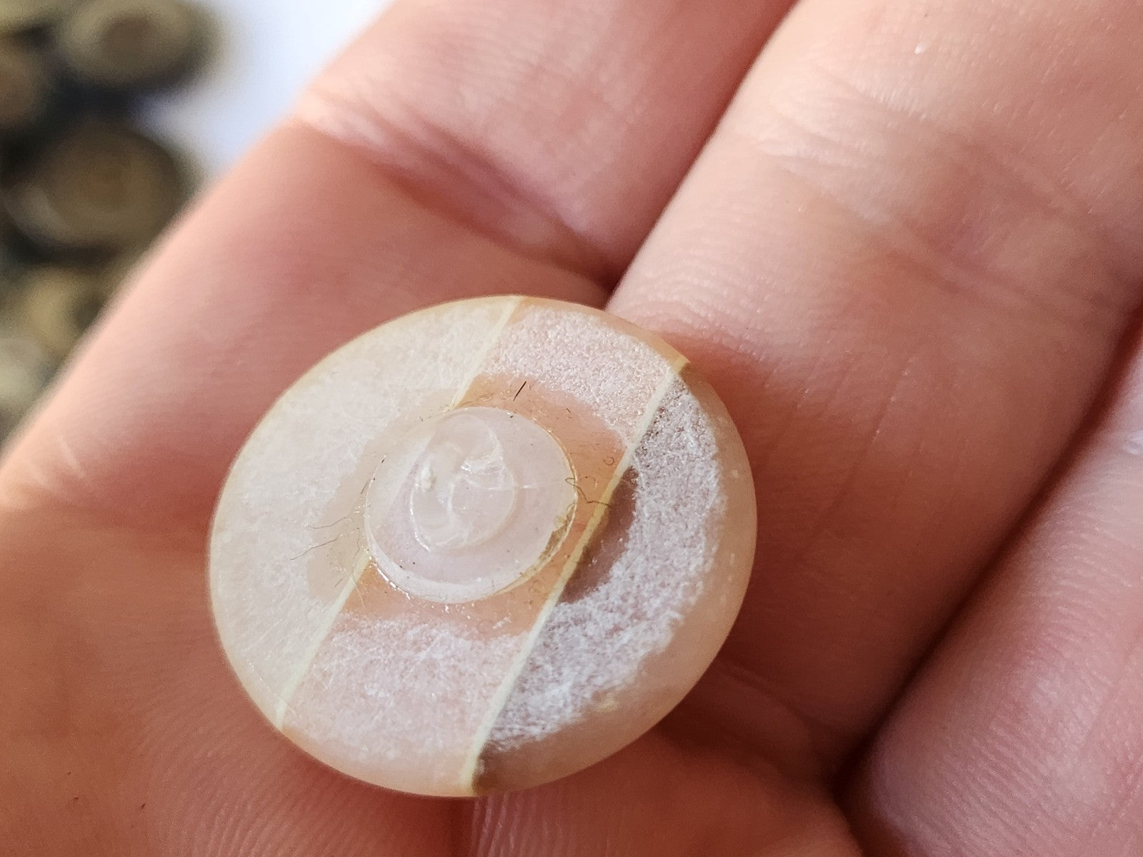 Ancien bouton en verre depoli rose pied camaieu 2,1 cm G13J