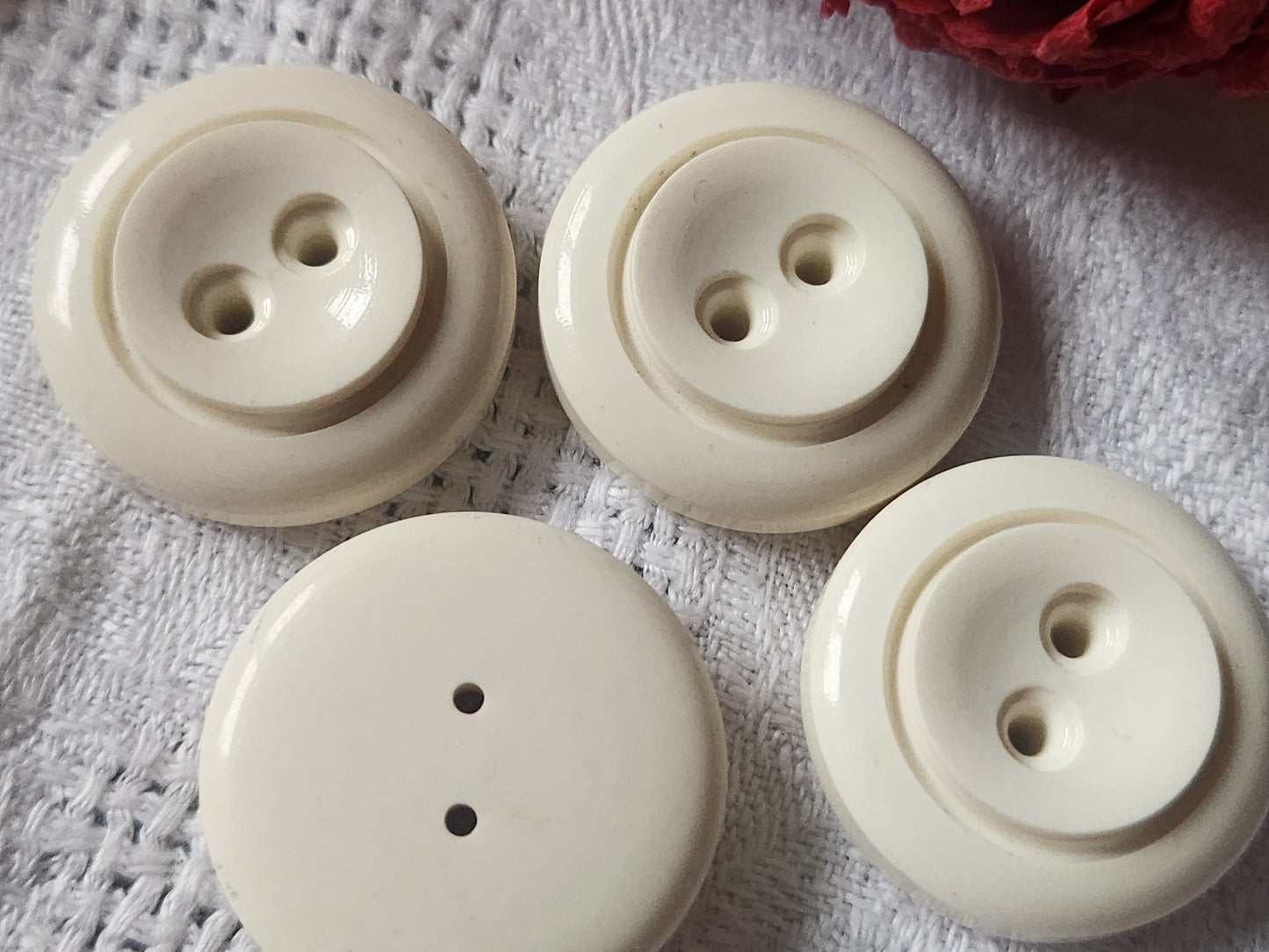 Lot 4 gros boutons vintage blanc creme trous 2,6  cm ref 2552