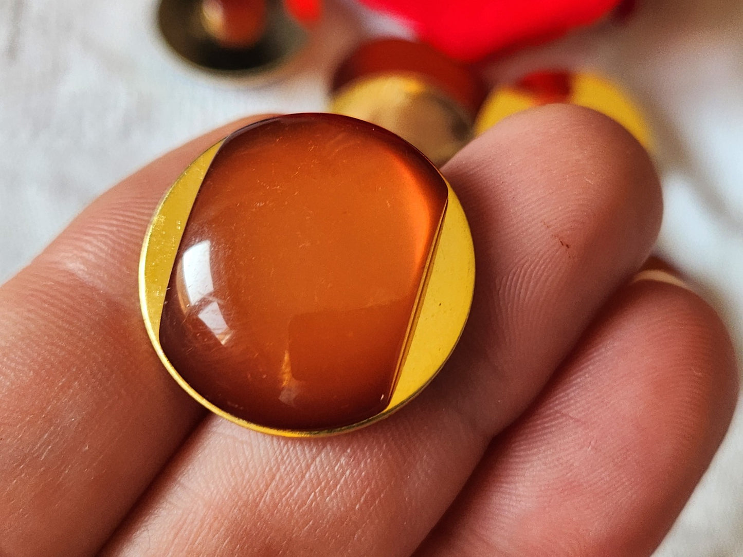 Lot 6 gros boutons vintage orangé rouge pied  2,5 cm ref 1263