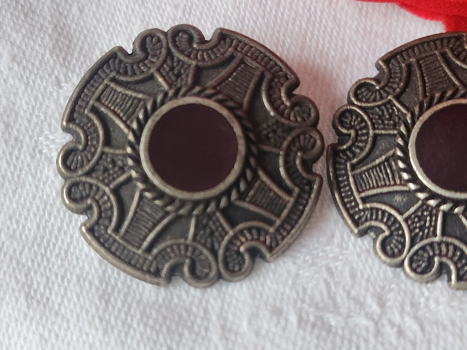 Duo gros boutons vintage en métal  3 cm coeur lie de vin pied D5P