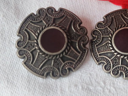 Duo gros boutons vintage en métal  3 cm coeur lie de vin pied D5P