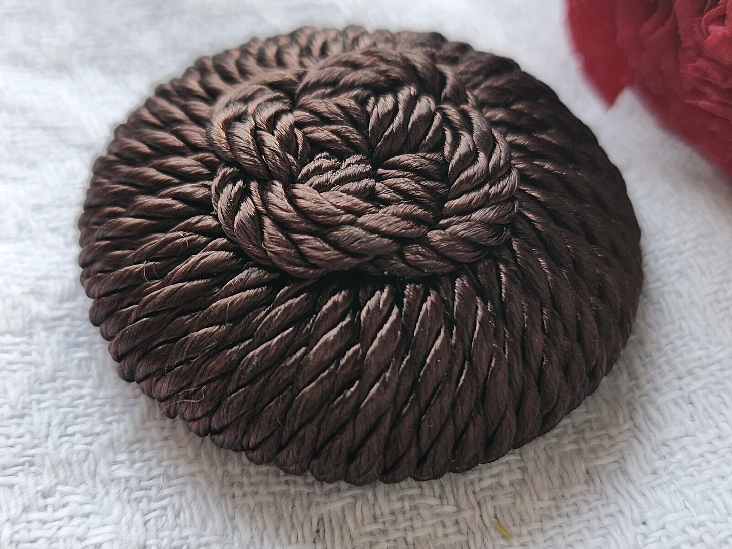 Enorme bouton ancien en  passementerie marron vintage pied 3,7 cm ref 424