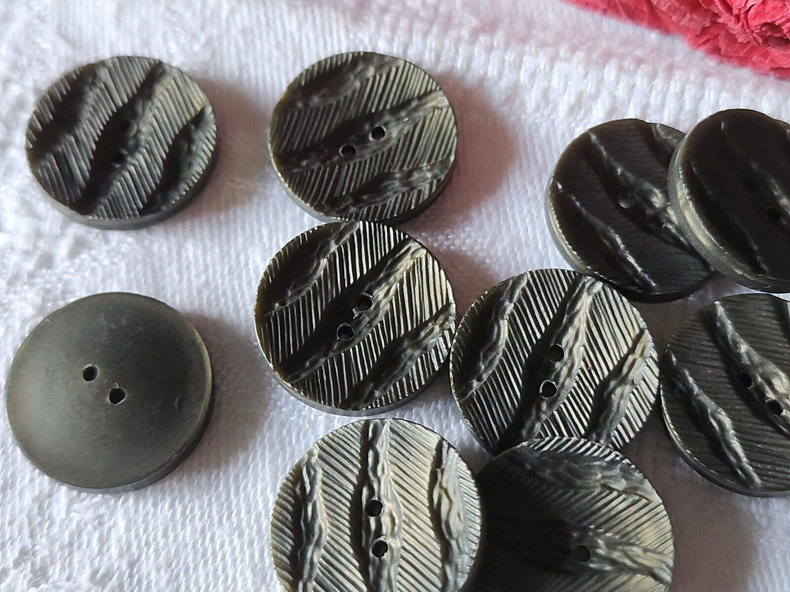Lot 10 boutons vintage vert kaki travaillé 1,7 cm trous ref 3279