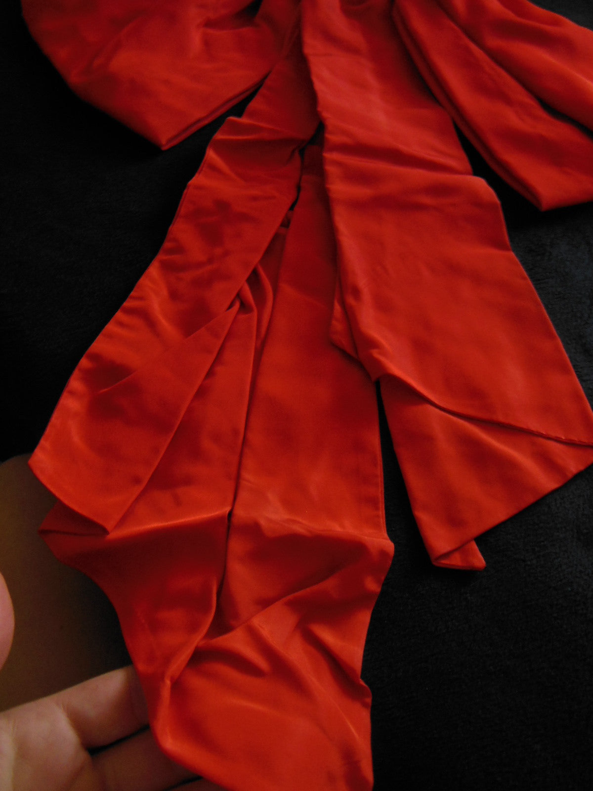 Enorme noeud ancien satiné rouge orangé   taille fesse 55 cm sur 63 cm B6