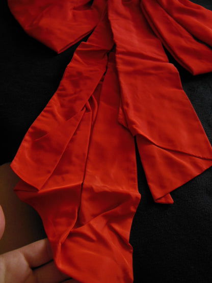 Enorme noeud ancien satiné rouge orangé   taille fesse 55 cm sur 63 cm B6