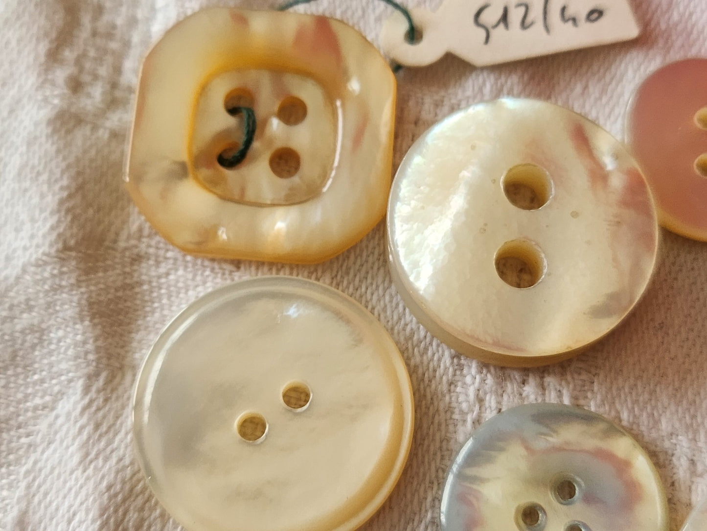 Panaché lot de 7 boutons anciens en nacre blanc 1,7 sur 2,2 cm ref 3947