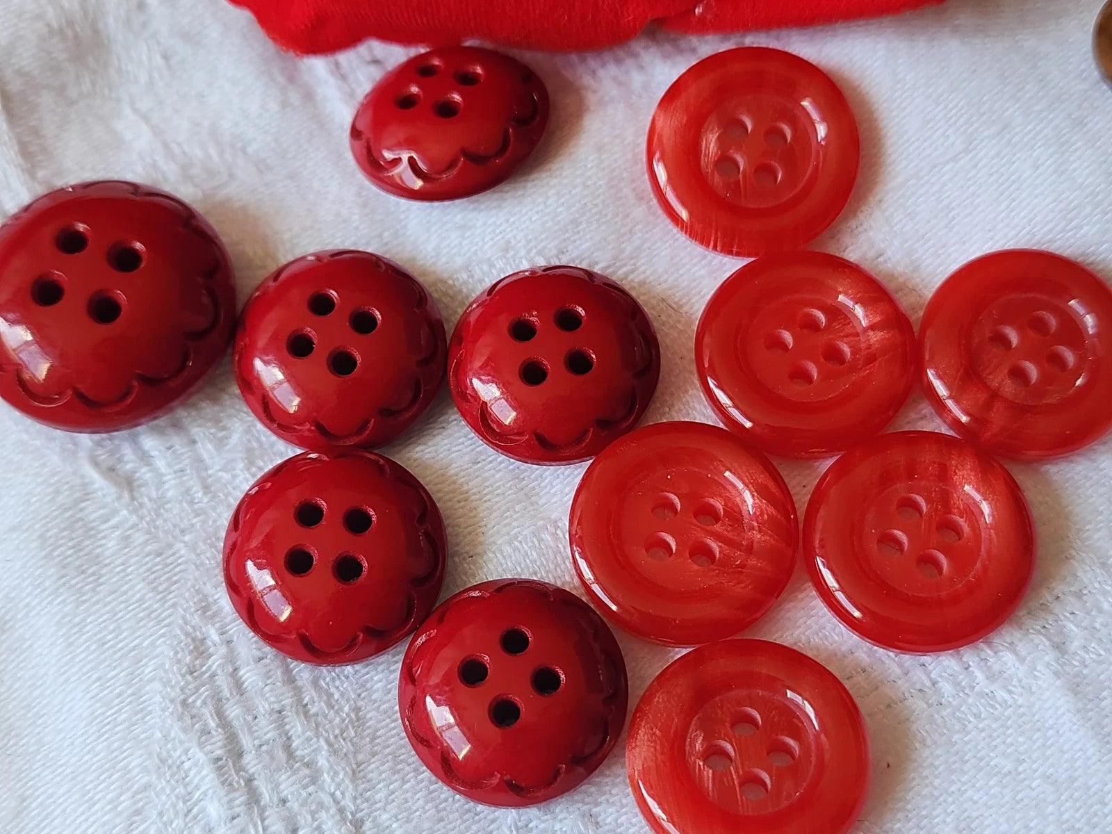 Lot 12 boutons vintage rouge deux series 1,7 et 2,1 cm (1 seul bouton) ref 3812