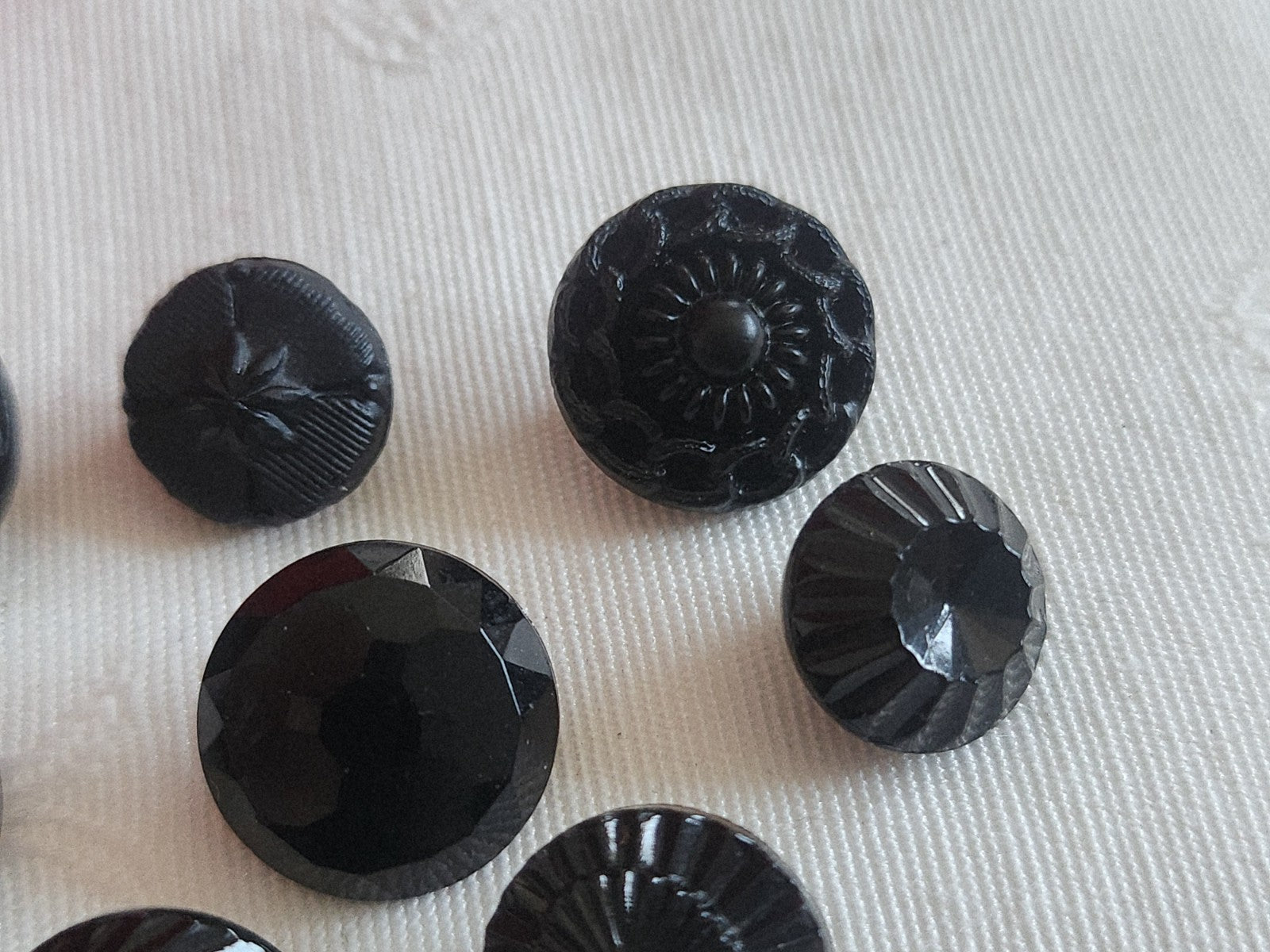 Lot 10 boutons anciens vintage  en verre noir  panaché 1,1 à 1,3 cm ref 6236