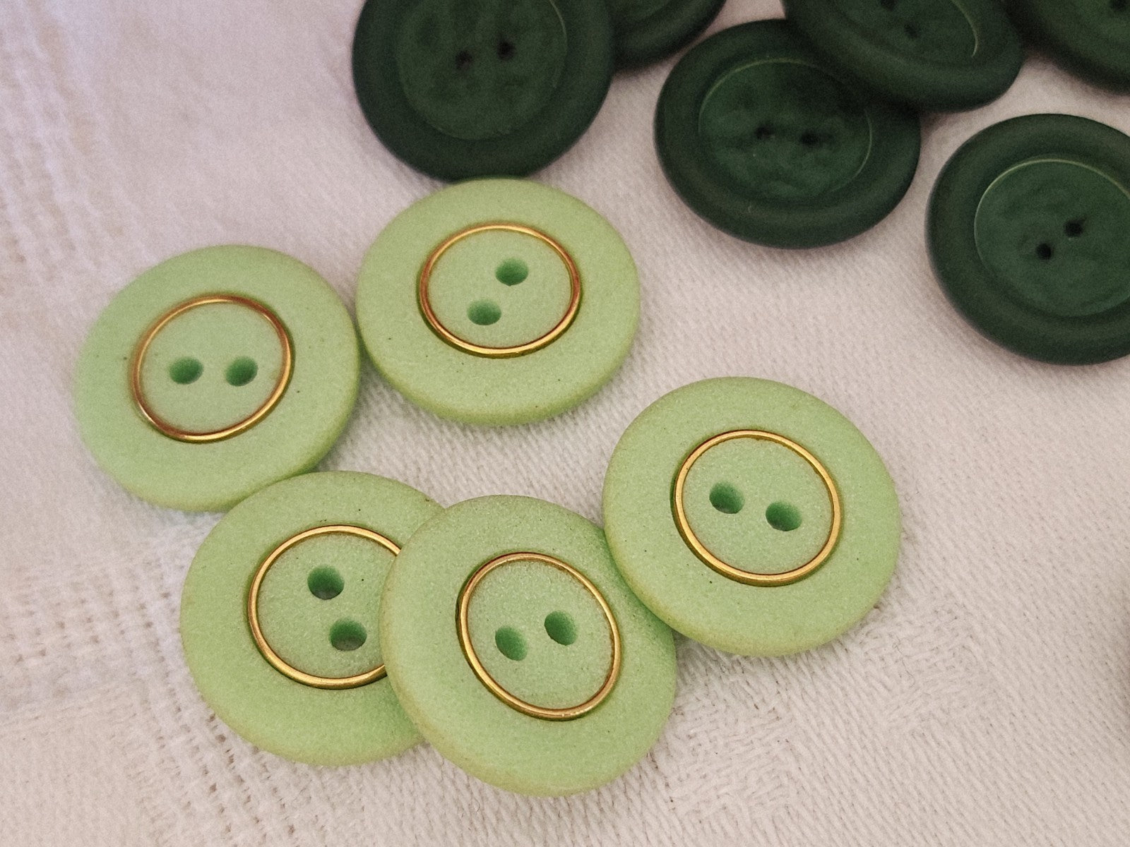 Lot 20 boutons vintage vert  mat trois series trous 1,7 cm ref 3888