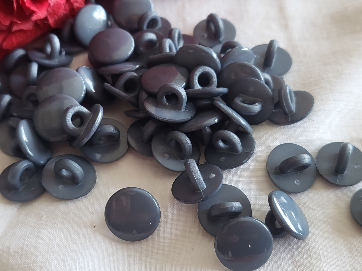 Lot 65 boutons gris mini petits  à pied diamètre 1 cm reF 3808