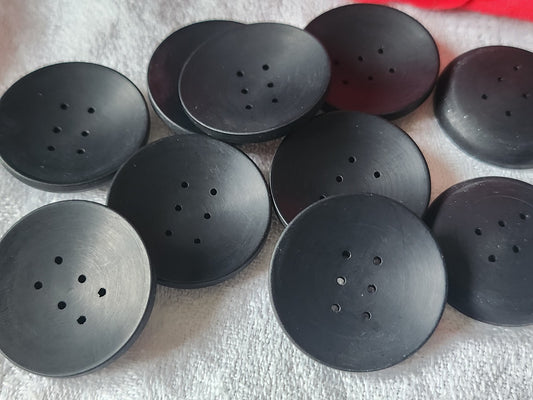Lot 9 gros boutons vintage noir à 6 trous  2,6 cm incurvé mat ref 5809