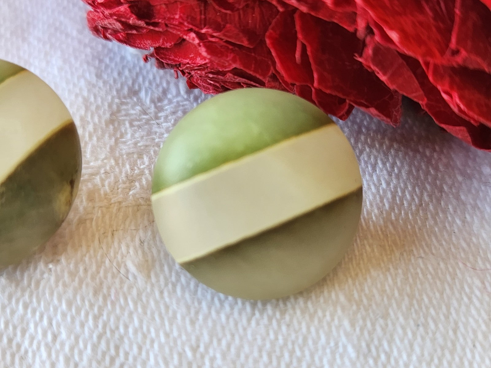 duo boutons anciens en verre dépoli vert vintage parurier 1,6 cm G15H