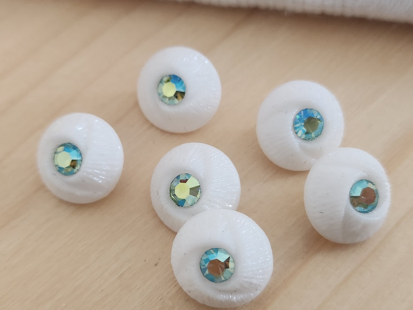 Lot 6 boutons vintage en verre blanc avec strass mordoré vert  1,3 cm ref 6365