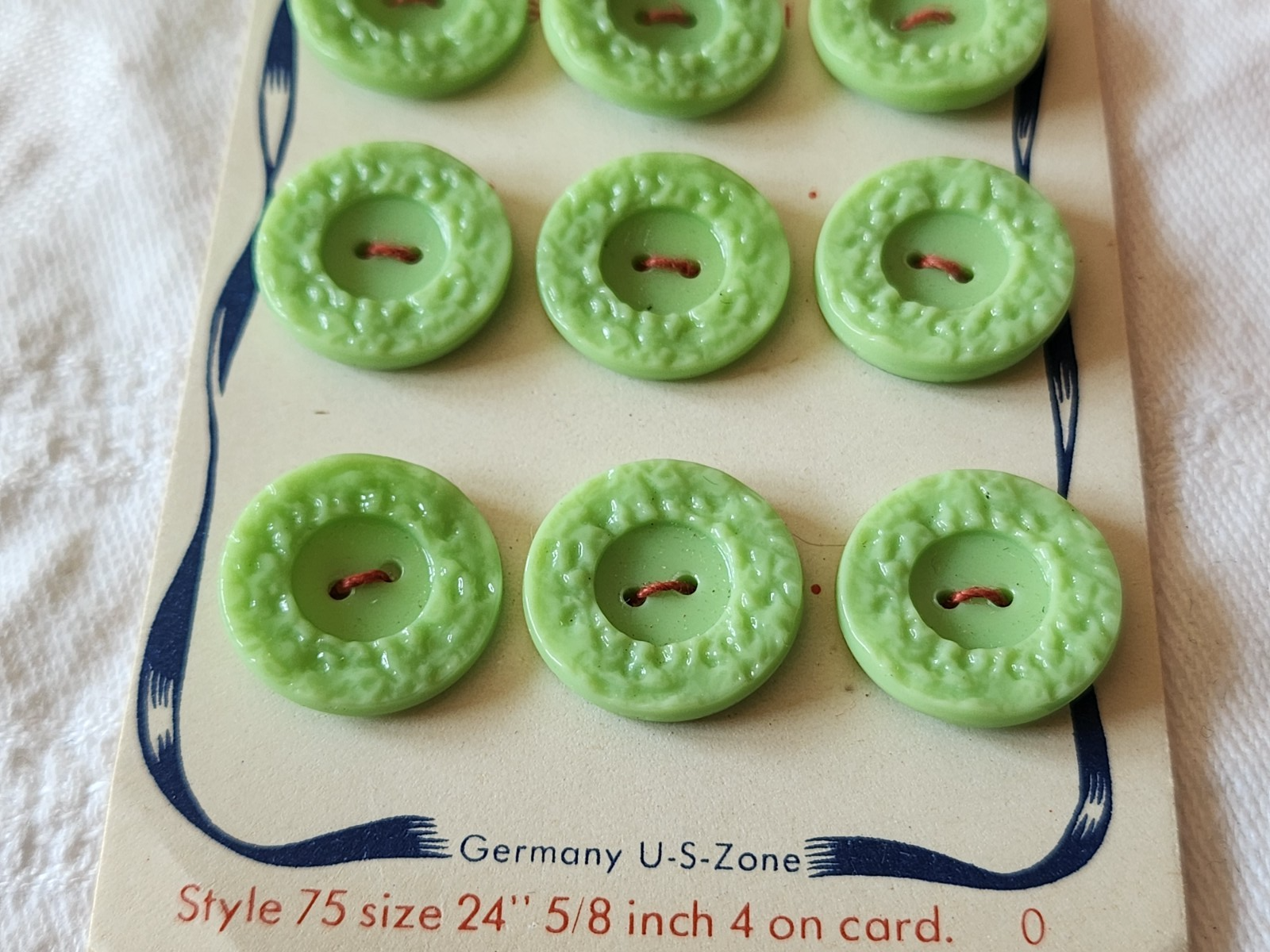 Plaque de 9 boutons anciens en verre travaillé vert à trous 1,7 cm