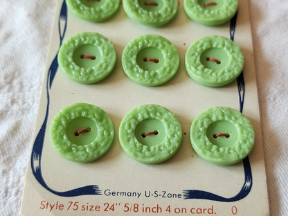 Plaque de 9 boutons anciens en verre travaillé vert à trous 1,7 cm