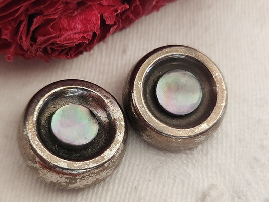 Duo boutons anciens en nacre   et métal à pied 1,8  cm G2H