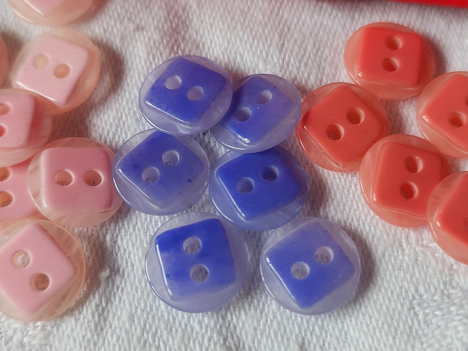 Lot 24 petits boutons vintage rose violet mini 3 séries 1,1 cm trous ref 102