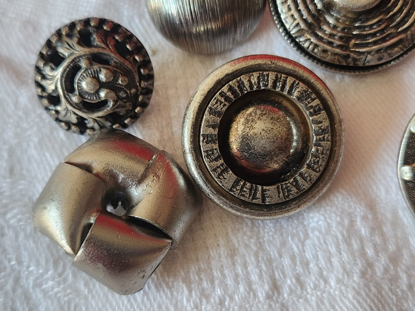 Lot 8 boutons vintage en métal argenté 0,9 à 2,4 cm ref 6033