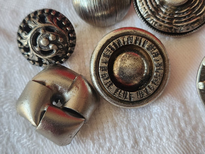 Lot 8 boutons vintage en métal argenté 0,9 à 2,4 cm ref 6033