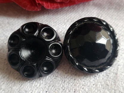 Duo boutons anciens en verre noir travaillé diamètre 1,7 cm G15K