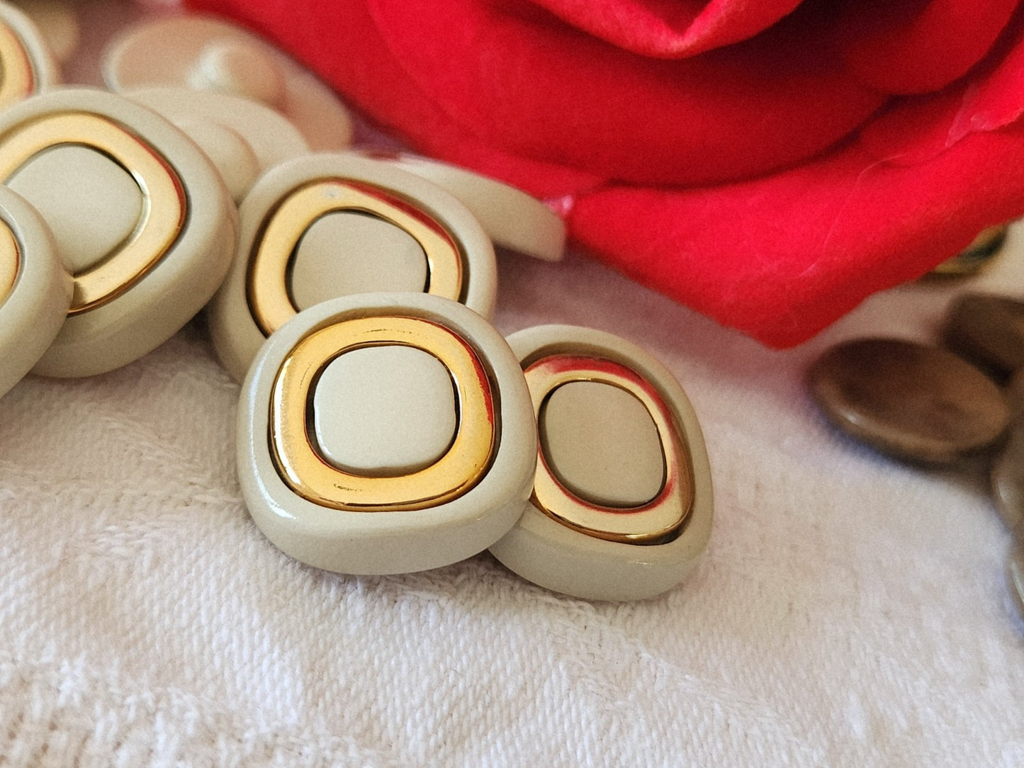 Lot 10 boutons vintage beige ? doré pied 1,8 cm travaillé ref 3855