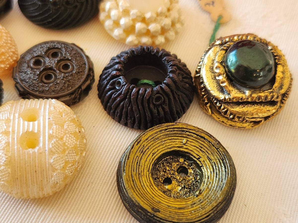 Lot 10 boutons vintage resine  panaché  1,4 à 2,5 cm ref 6686