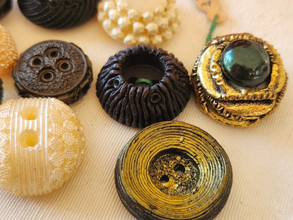 Lot 10 boutons vintage resine  panaché  1,4 à 2,5 cm ref 6686