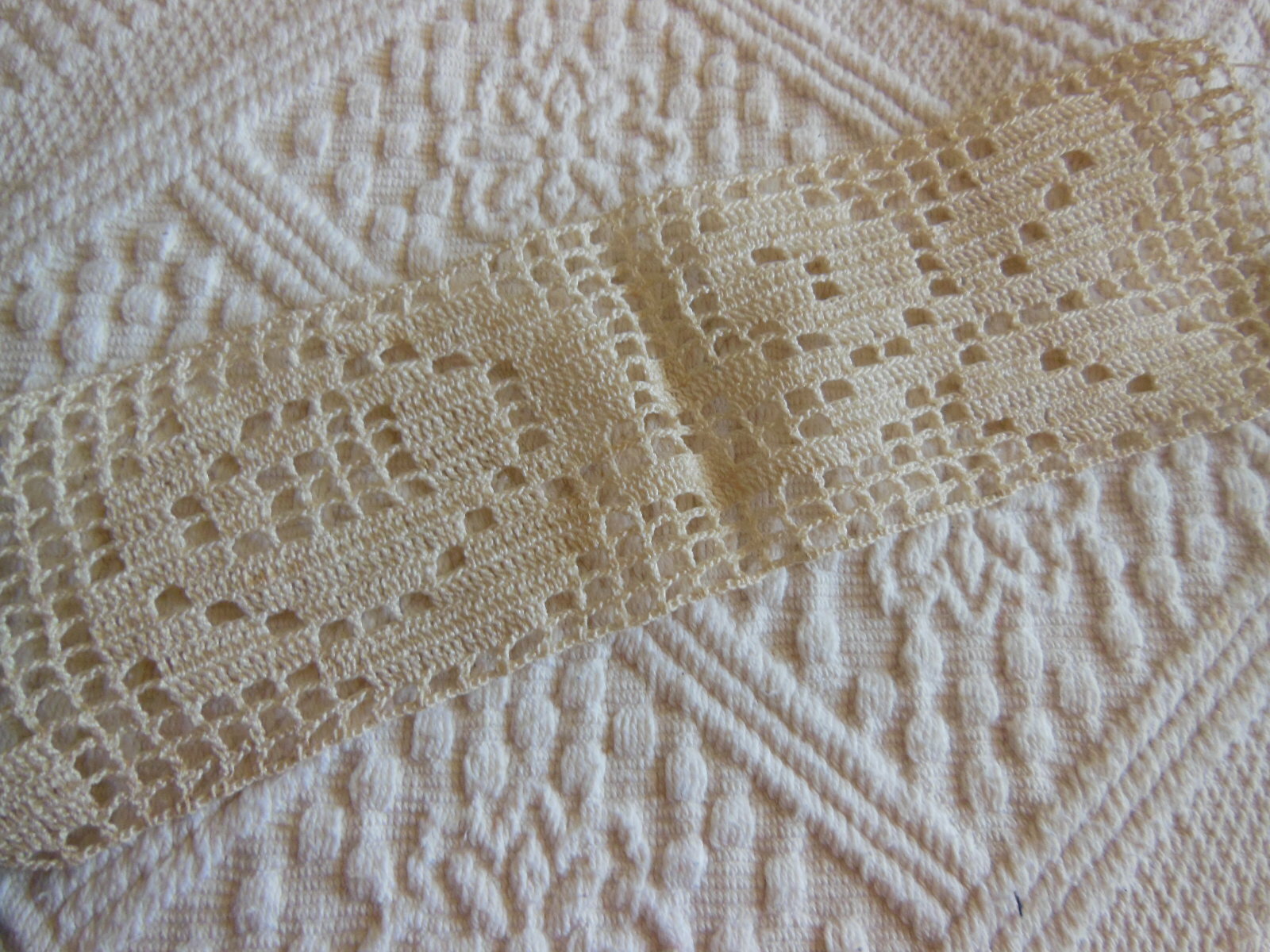 Dentelle ancienne grande application crochet fleur 22 cm sur 6,5 cm T1-27