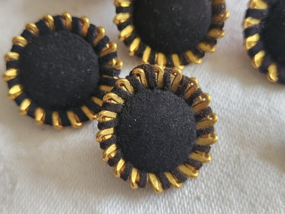 Collection lot 5 boutons ancien en métal ornement parurier 2,3 cm ref 1234