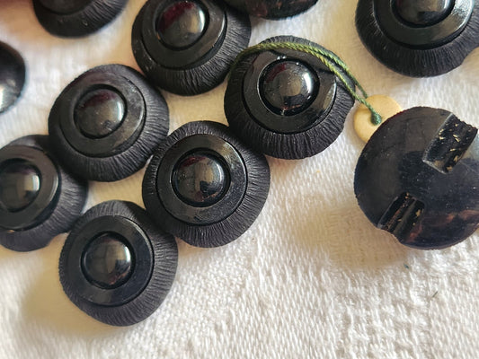 Lot 12  boutons vintage noir travaillé à pied plat  1,6 cm ref 1209