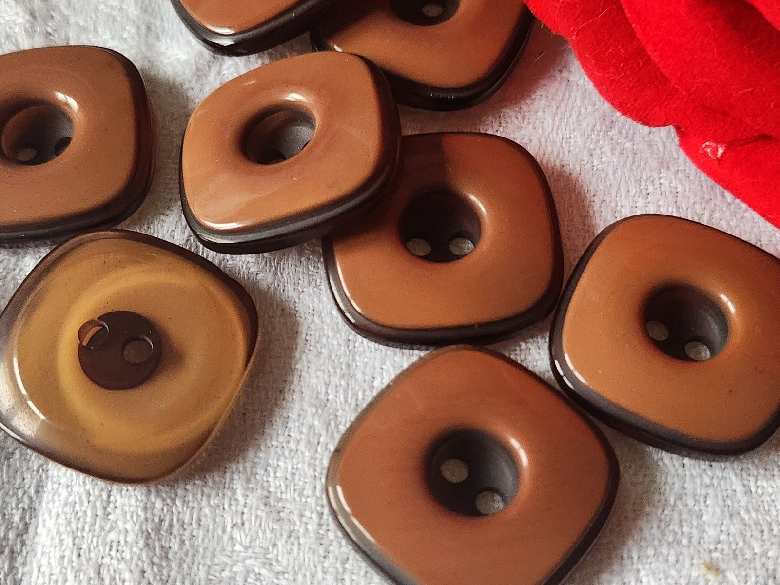 Lot 6 boutons vintage marron carré bord transparent 2,3 cm trous ref 5769
