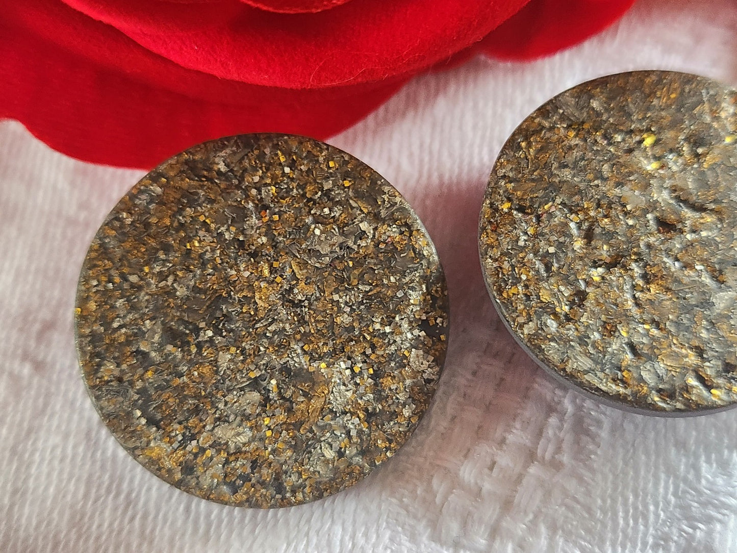 Duo boutons vintage  à pied  gris texturé paillette diamètre 2,7 cm D18B