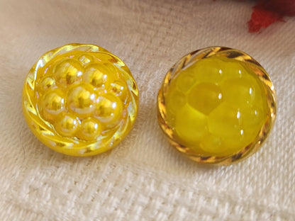 Duo boutons vintage en verre  jaune travaillé 1,6 cm G7N
