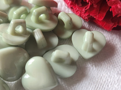 Lot 16 petits boutons vintage vert en forme de coeur pied  1,2 cm ref 4512