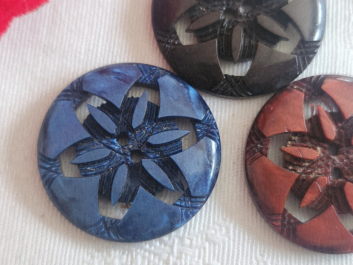 Trio boutons vintage gros découpis ajouré à trous 2,7 cm D15D