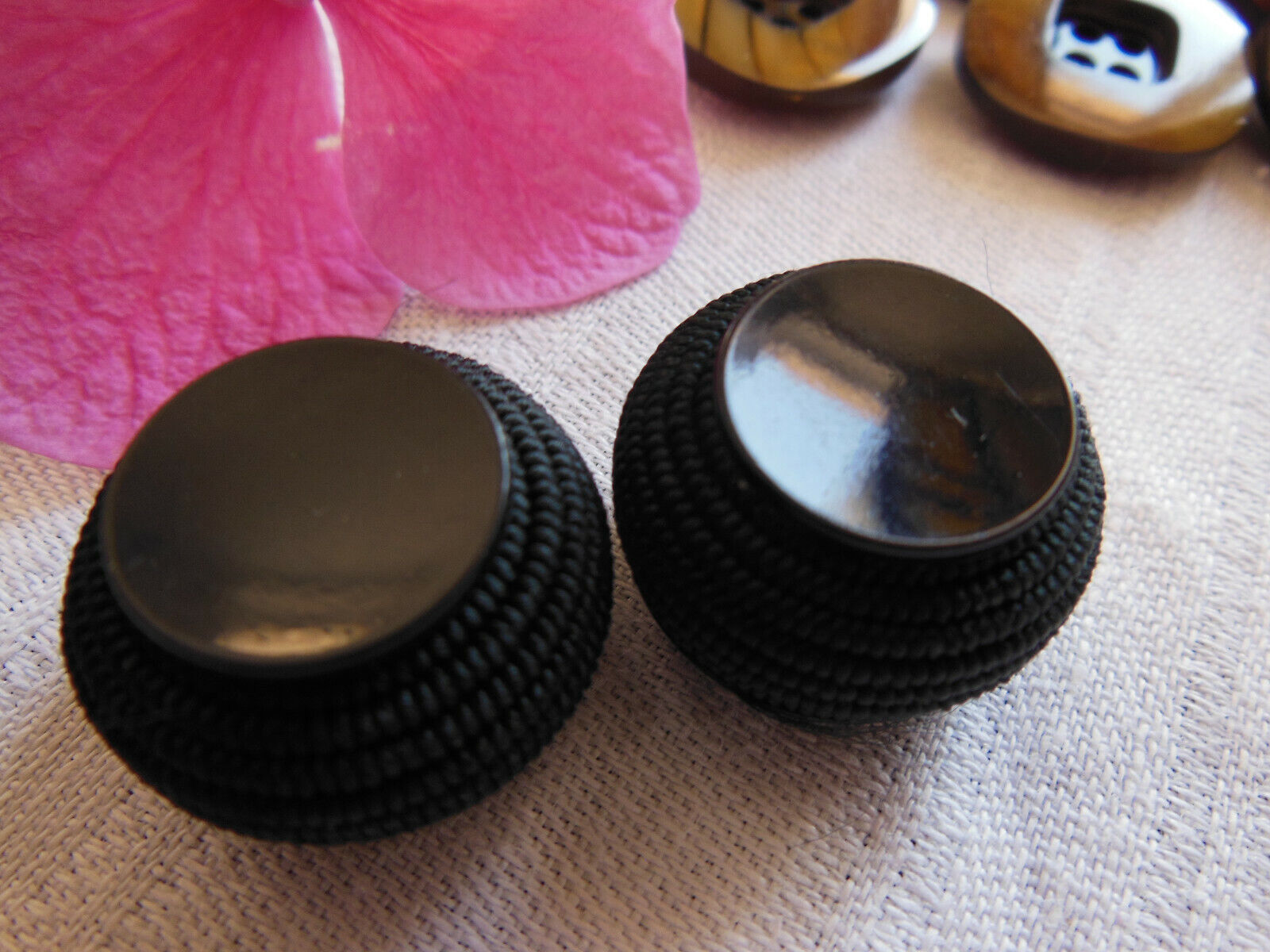 Duo vintage  boutons noir résine pourtour passementerie 2,1 cm D17S